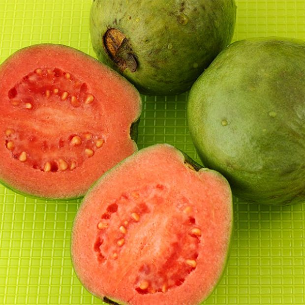 How to slice a guava
